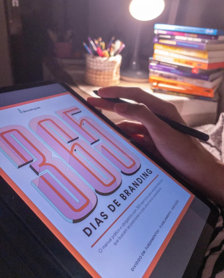 Cliente com o livro 365 Dias de Branding