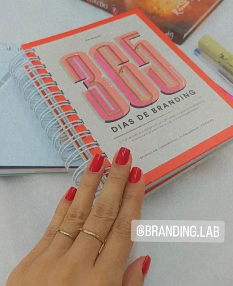 Cliente com o livro 365 Dias de Branding
