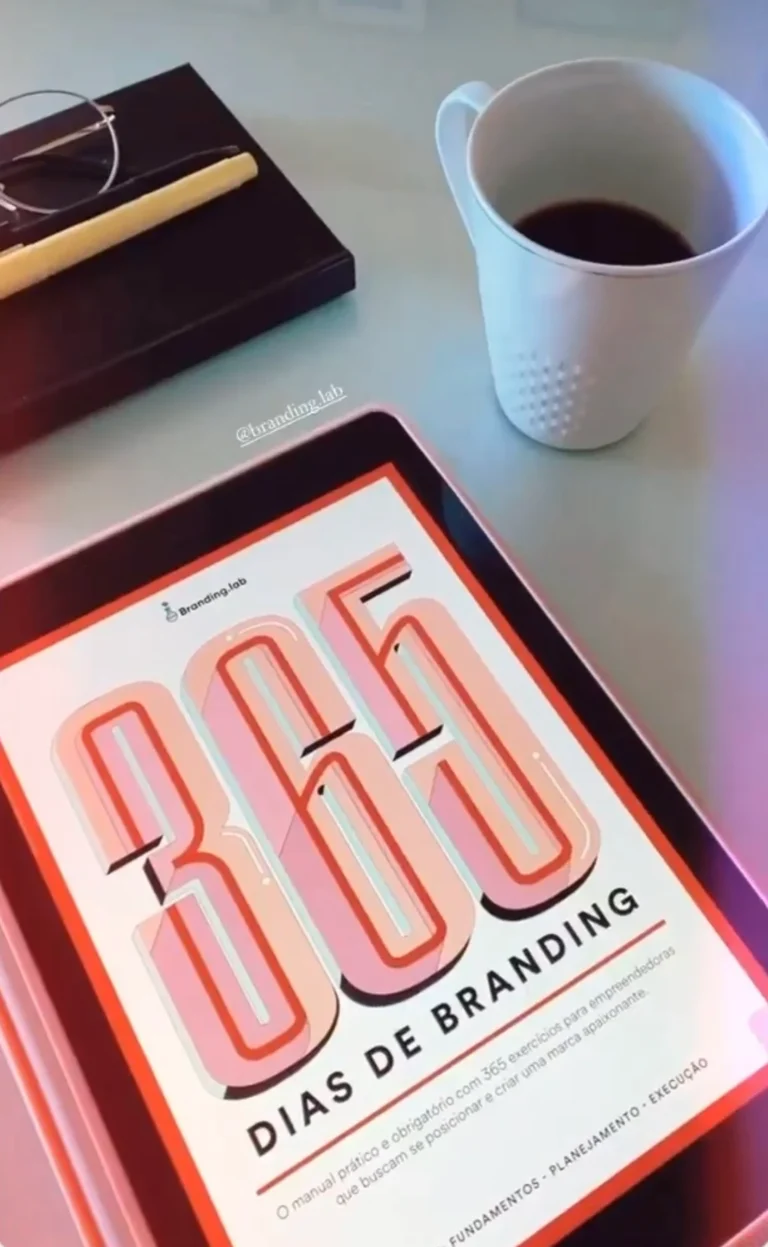 Cliente com o livro 365 Dias de Branding