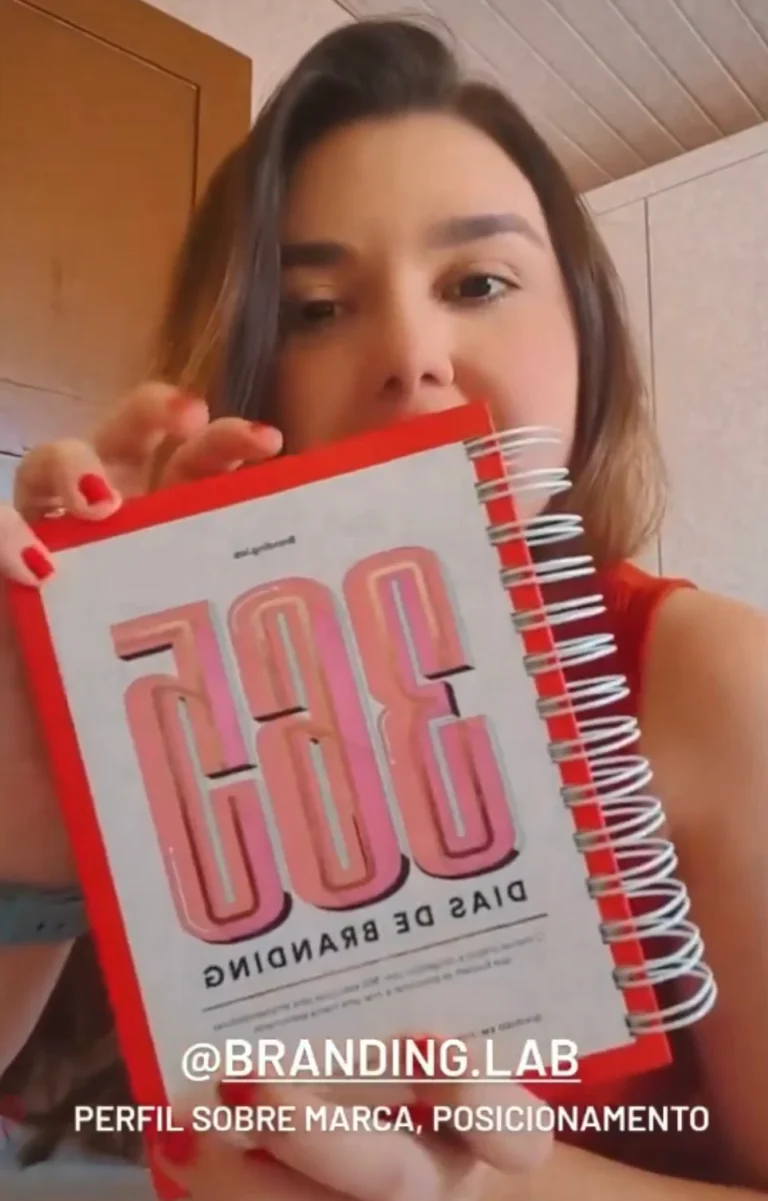 Cliente com o livro 365 Dias de Branding