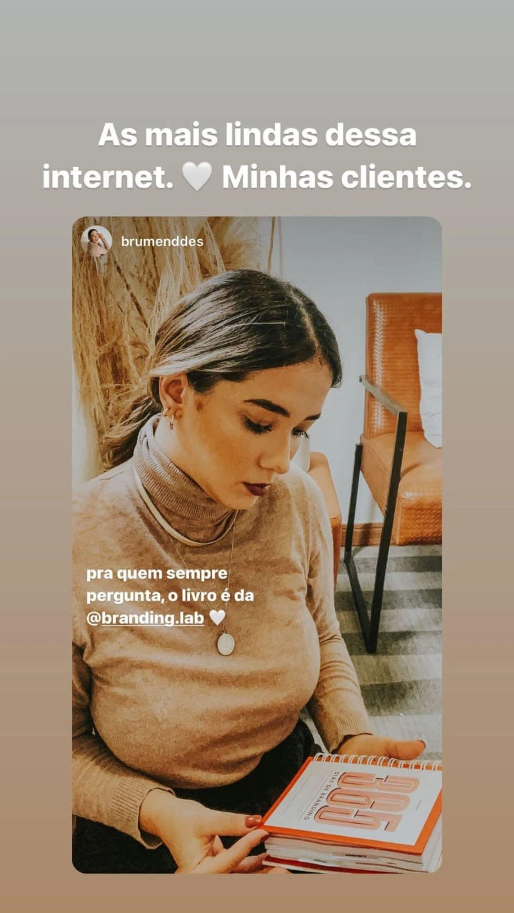 Cliente com o livro 365 Dias de Branding