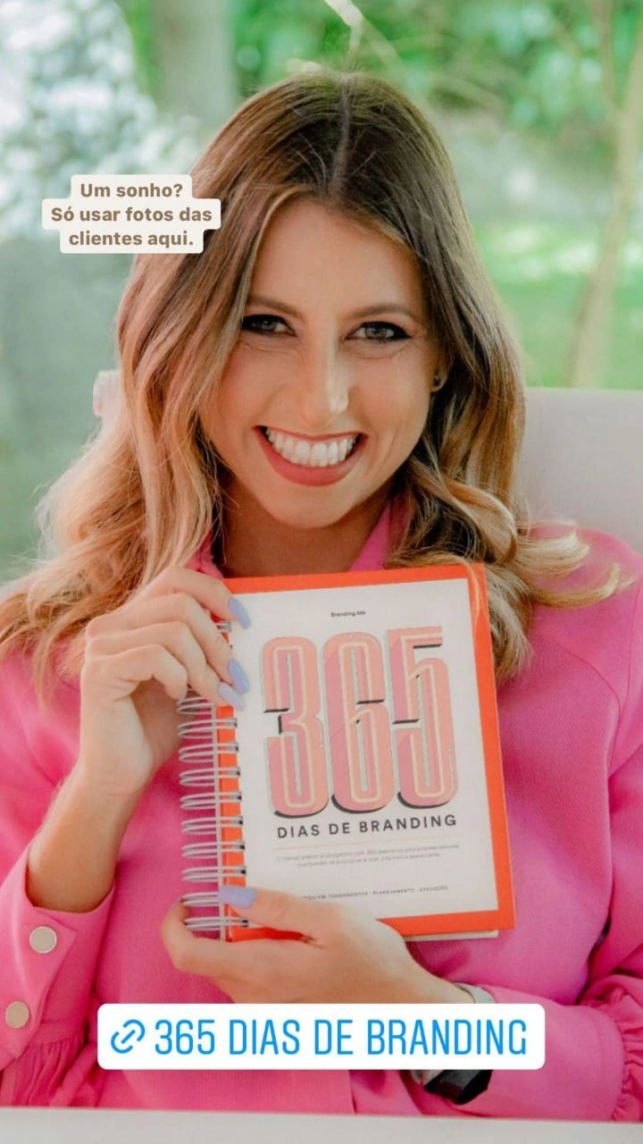 Cliente com o livro 365 Dias de Branding