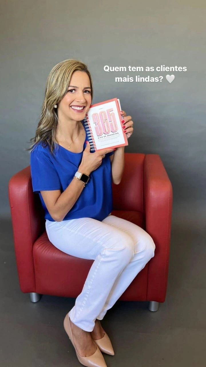 Cliente com o livro 365 Dias de Branding